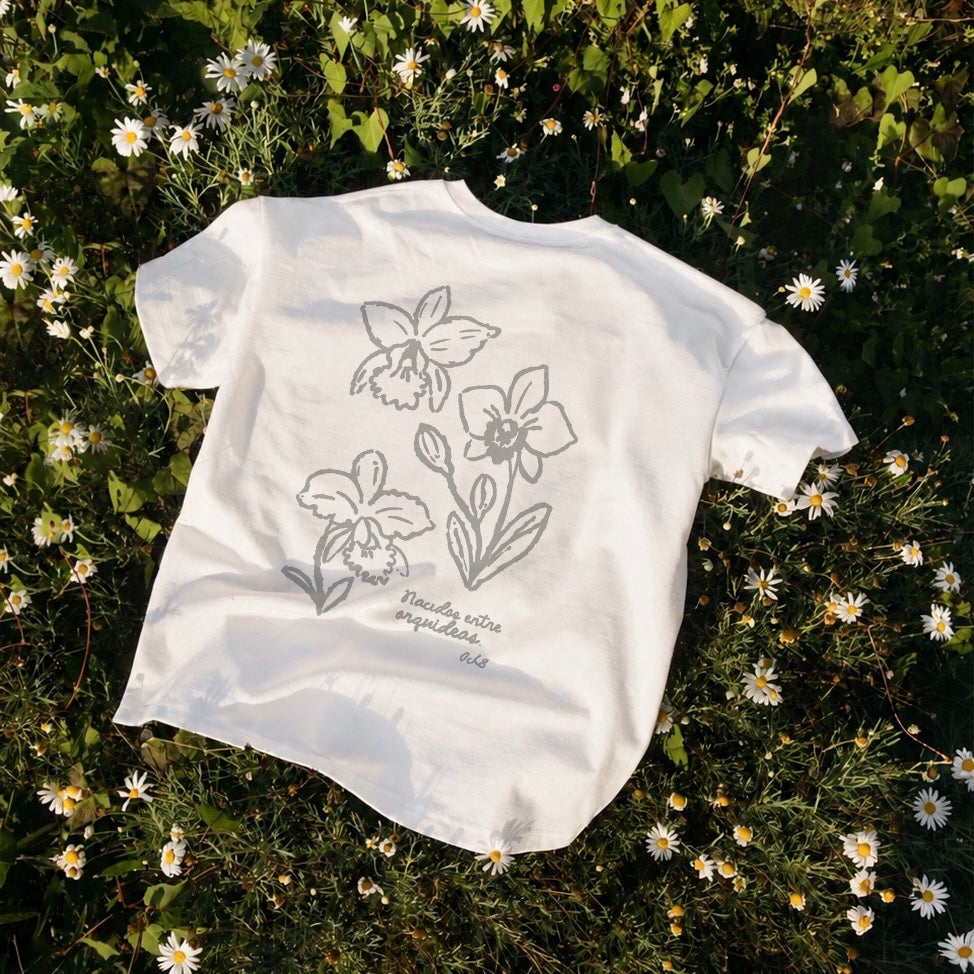 Camiseta “Entre orquídeas “