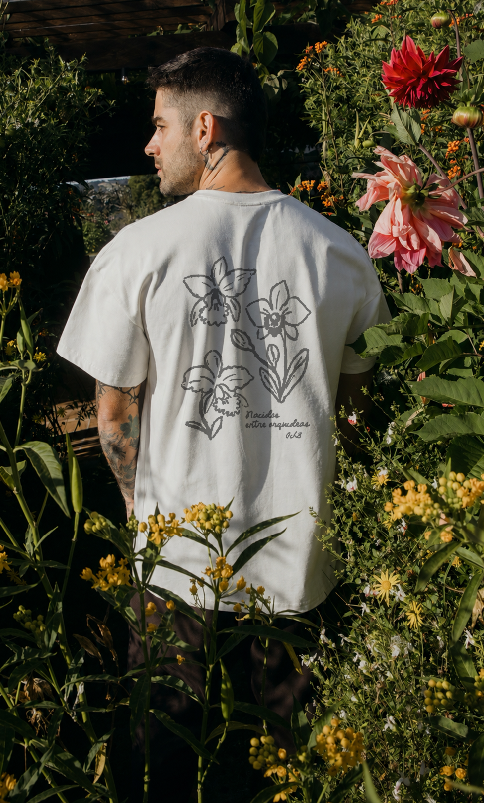 Camiseta “Entre orquídeas “
