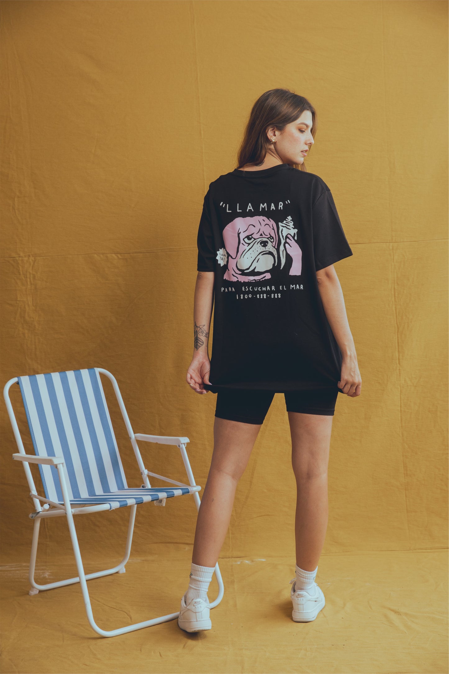 Camiseta “Llamar para escuchar el mar”
